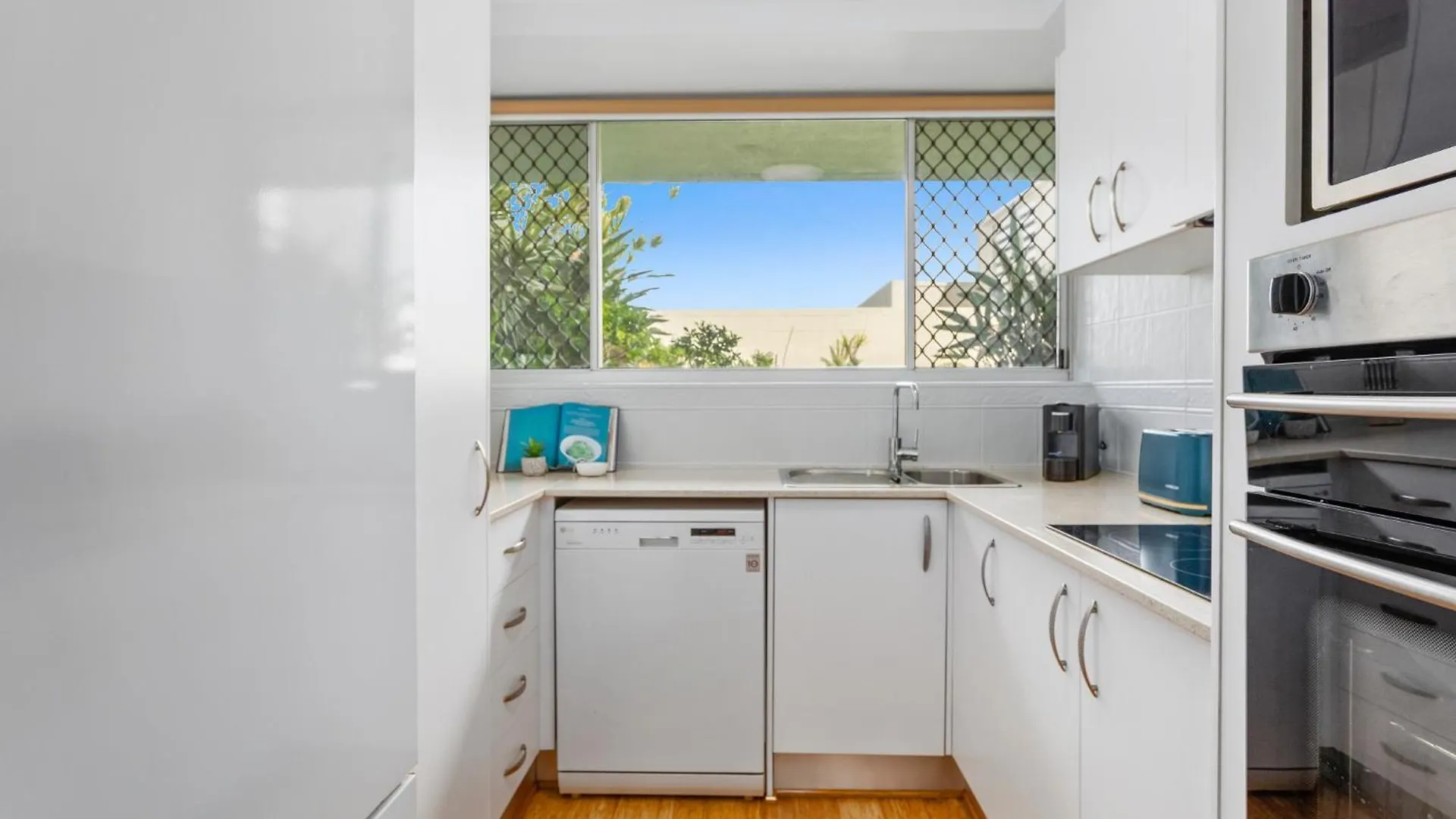 Beachfront 2-Bed With Pool, Bbq & Tennis Court Gold Coast