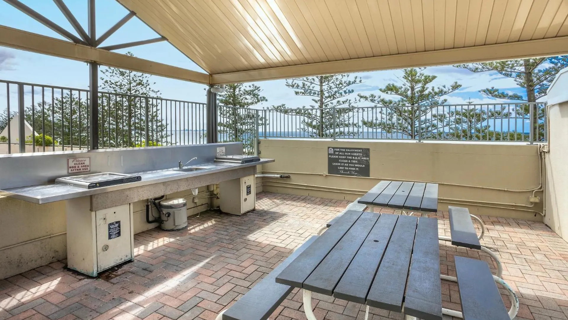 Beachfront 2-Bed With Pool, Bbq & Tennis Court Gold Coast Apartment